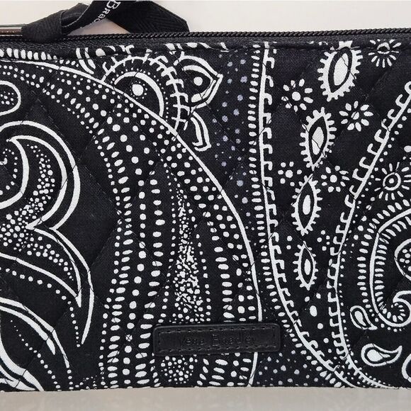 Vera Bradley, Pretty Paisley Wristlet in Black and White. NWT - Picture 2 of 6